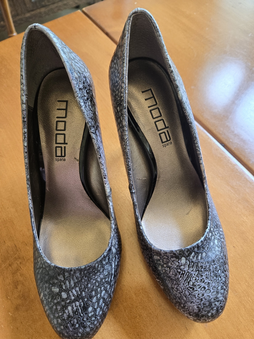 Moda Spana Women's Textured Snake-Print Pumps - Gray